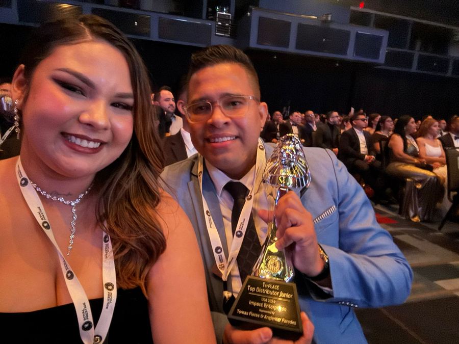 Trofeo y placa: 1st Place Top Distributor Junior, USA 2024, Impact Enterprises