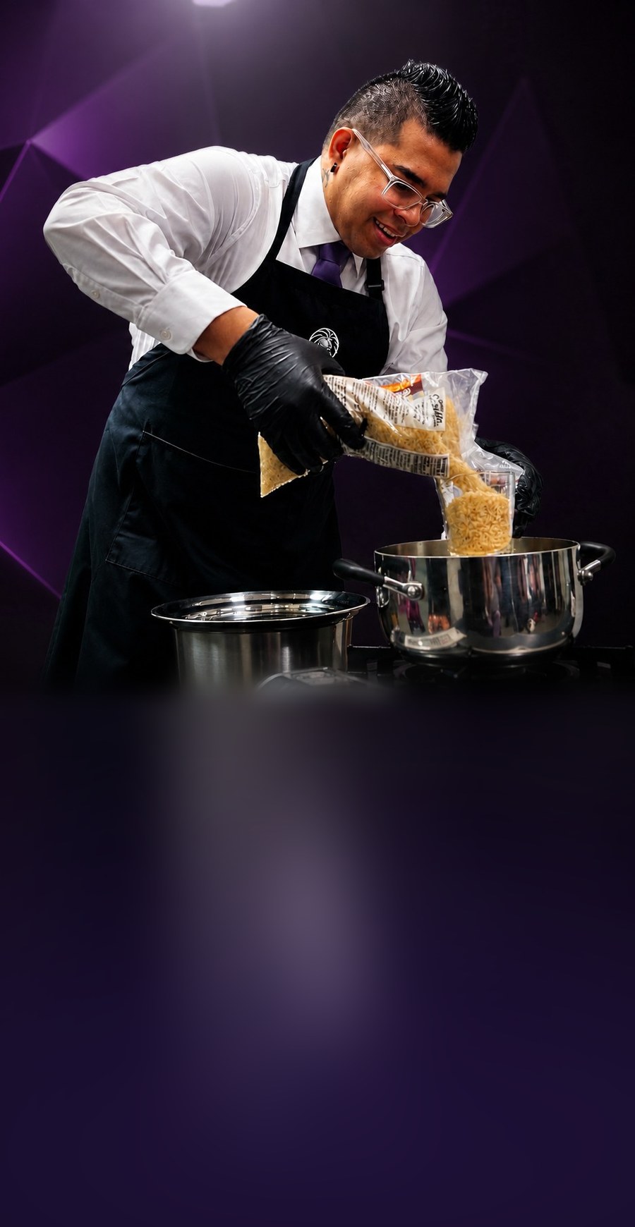 Tomas Flores cocinando con utensilios Royal Prestige